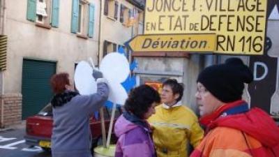 Manifestació dels habitants de Joncet per demanar la desviació. EL PUNT