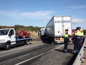 Agents dels Mossos al lloc de l'accident, en segon terme el turisme i el camió implicats ESTHER VALCÀRCEL / ACN