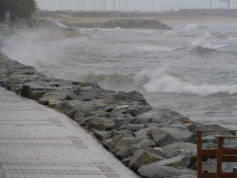 Les onades picaven contra el mur de protecció del passeig marítim, ahir a la tarda a Premià de Mar. G.ARIÑO