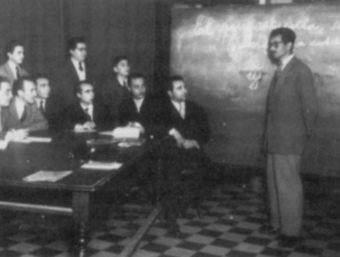 Imatge d'arxiu d'Enric Valor impartint una classe a Lo Rat Penat. ARXIU