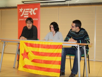 Un moment de la presentació davant d'una vintena de persones  amb Gerard Coca, Laura Pedret i Lluís Soler EL PUNT