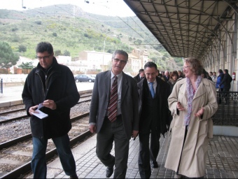 Una imatge de la visita ahir dels eurodiputats a Portbou, amb l'alcalde i el delegat del govern.