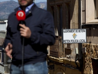 Un periodista informa al davant d'instal·lacions de la policia local de Bétera BIEL ALIÑO / EFE
