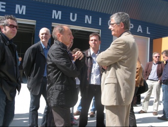 L'alcalde de la Cellera, Josep Serrallonga, amb el delegat del govern a Girona, Eudald Casadesús, davant de la nova nau del a brigada municipal.  El Punt