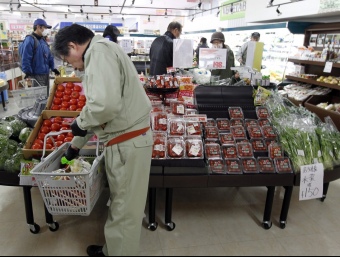 Clients, alguns amb mascareta, comprant ahir aliments frescos en un supermercat d'Ichinoseki, al Japó STEPHEN MORRISON / EFE