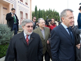 L'exdirector Rafael Gasca, al centre de la imatge (sense corbata) i al darrere (amb ulleres fosques) Francesc González JOSÉ CARLOS LEÓN