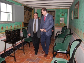 Joan Ignasi Elena i Antoni Fogué , visitant ahir la planta noble del museu romàntic Can Papiol L.M