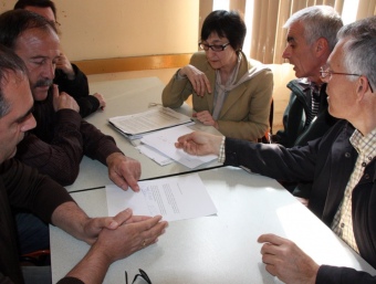 Els representants del comitè d'empresa de Vilaró Mollerussa, amb l'advocada de la UGT, signant l'acord pel tancament de l'escorxador. ORIOL BOSCH / ACN