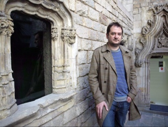 Francesc Miralles, ferm defensor de la literatura d'entreteniment, en un dels patis del Museu Picasso JUANMA RAMOS