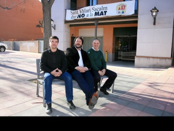 Joan Ramon Veciana (PIG), Joan Garriga (ERC) i Robert Fauria (CiU) asseguts d'esquerra a dreta en un banc davant l'Ajuntament, ahir a la tarda. MANEL LLADÓ