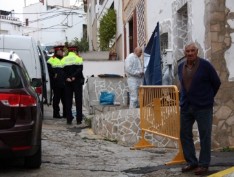 Membres de la policia científica buscant pistes ahir al carrer Nou d'Alcanar. A CN