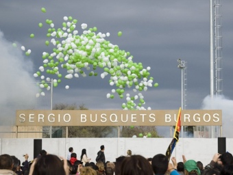 Llançament de globus amb els colors de Badia durant la cerimònia de bateig del camp municipal EVA RUEDA