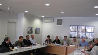 Els consellers municipals d'Espirà de l'Aglí, entorn del batlle Gérard Bile, ahir a Girona, als locals de la delegació de l'aglomeració Perpinyà Mediterrània. E. C