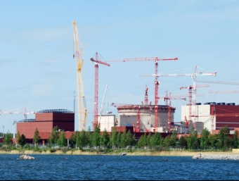 La central nuclear en construcció a Olkiluoto-3, Finlàndia, es basa en la nova tecnologia EPR però, curiosament, s'instal·la a tocar del mar ARXIU