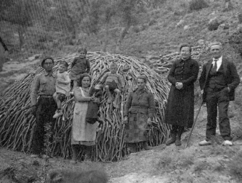 Una foto antigua d'una família pagesa de la Vall d'en Bas, que és un dels molts documents gràfics que hi haurà al futur Ecomuseu. EL PUNT