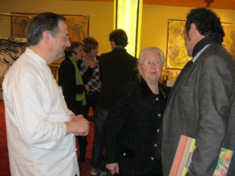 Jean Plouzennec, organitzador del saló, conversant amb Eliana Comelada i el periodista i crític gastronòmic Salvador Garcia. E. C