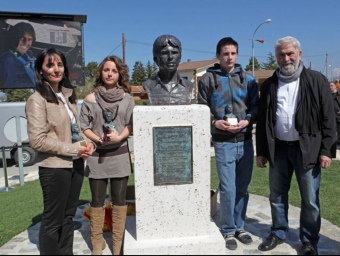 La companya i els fills de l'expilot, i l'alcalde de Seva, davant el monument en memòria de Pep Bassas.  EL 9
