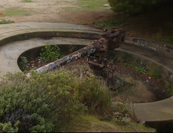 Part del parc on s'instal·larà el negoci, amb un canó d'època a la dreta i el mar al fons J.N