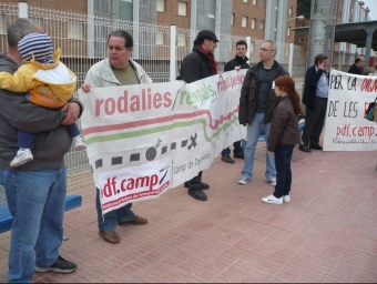 Una imatge de l'acte reivindicatiu d'ahir al matí a l'estació de Torredembarra. S.C
