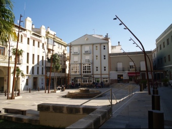 Plaça Major de Pego amb l'edifici de l'Ajuntament a l'esquerra. ESCORCOLL