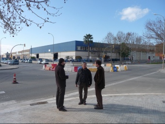Ignasi Giménez i Aleix Canalís , regidor de Via Pública, davant una de les quatre noves rotondes de la ronda M.C.B