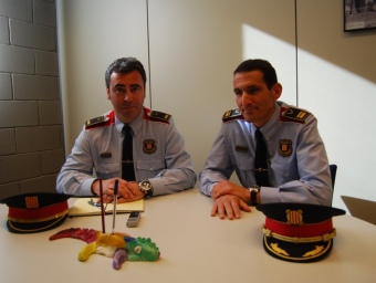 L'inspector Ramón Chacón i l'intendent Daniel Pérez, ahir a la comissaria de Vilafranca del Penedès L.M