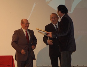 El valencià Martín Forés rep el premi al millor cartell de festes 2011. B. SILVESTRE