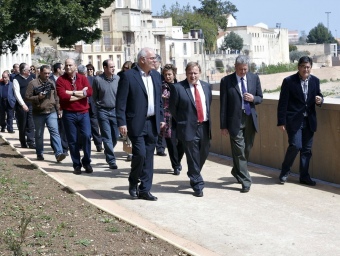 La comitiva oficial recorre la riba del riu Serpis a la vora de la vila. NATXO FRANCÉS