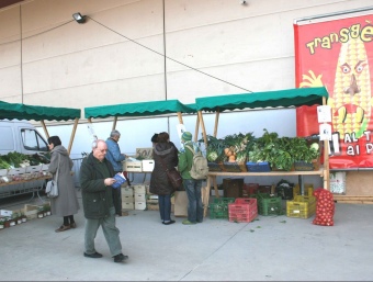 A l'exterior del pavelló s'ofereix, entre altres, un mercat de fruita i verdura ecològica.  FIRA NATURA