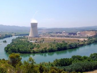 Una imatge de la central nuclear d'Ascó, a la vora del riu Ebre. ACN