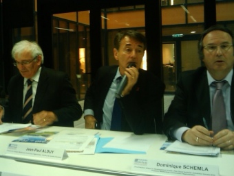 El president de l'Aglomeració, Jean-Paul Alduy, amb els vicepresidents Dominique Schemla i Jean-Paul Billès i Nathalie Beaufils de l'ajuntament de Perpinyà. A.R