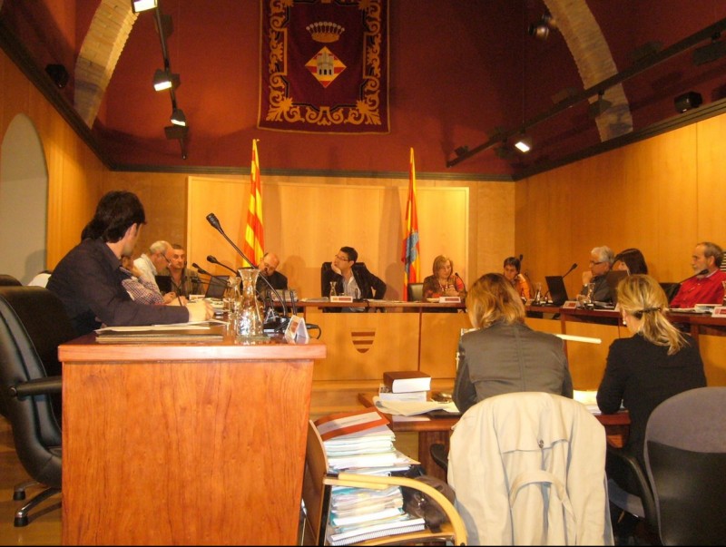 Una imatge d'un ple del mandat passat a Castelló, amb l'escut presidint la sala de plens. M.V