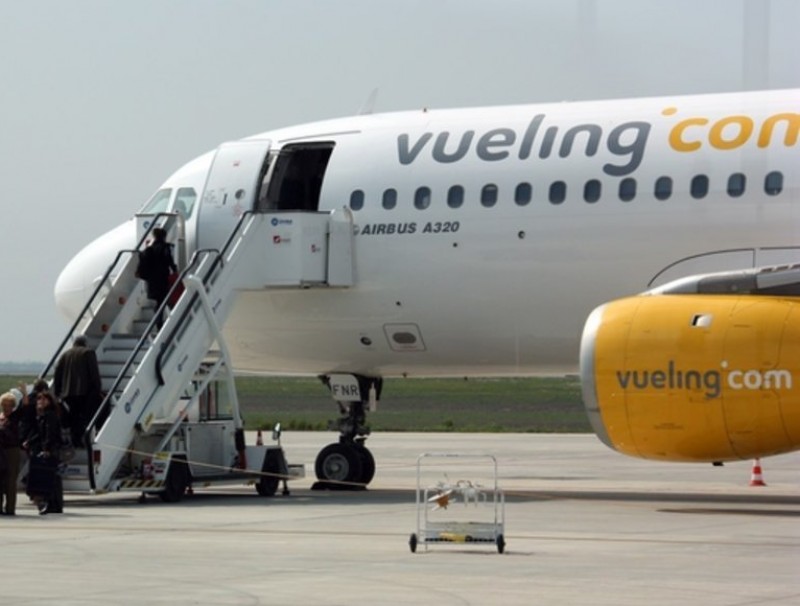 Un aparell de Vueling a l'aeroport d'Alguaire, el passat març ACN