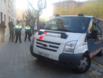 Els Mossos traslladant ahir l'arrestat als jutjats de Tarragona, on va estar declarant durant més de dues hores. G. P