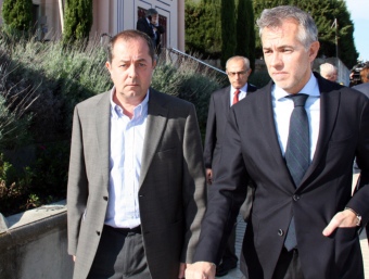 El cap d'explotació d'Ascó I, Jordi Sabartés (esquerra), sortint avui dels jutjats de Gandesa JORDI MARSAL / ACN
