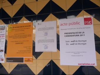 Anuncis electorals d'ERC i de PSC penjats en un carrer de Montgat