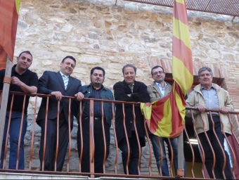 Imatge de família dels candidats a l'alcaldia de Palafolls davant l'Ajuntament. D'esquerra a dreta: Carbó (PxC), Bermán (PP), Osorio (ICV-EUiA), Agustí (PSC), Alemany (ERC) i Gallart (CiU). T.M