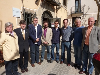 Els candidats. D'esquerra a dreta: Rosa (AGR-AR), Armengol (CiU), Hita (PP), Casas (PSC), Calvo (CUP), Móra (Argentcat), Puig (L'Entesa) i Masó (TxA) davant el Saló de Pedra de l'antic Ajuntament d'Argentona. LLUÍS ARCAL