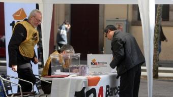 Dos voluntaris de Barcelona Decideix en un punt de votació durant la prova pilot que es va fer a la Barceloneta O. DURAN