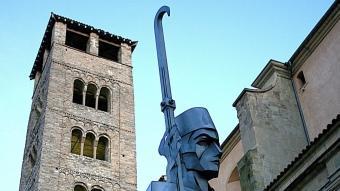 Homenatge a la Pau i treva, davant del campanar de la catedral.  M. LLADÓ