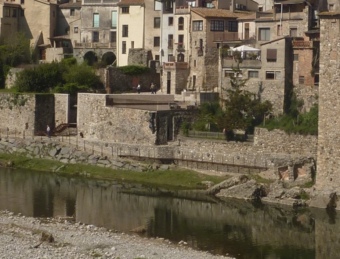 El riu Fluvià al seu pas per Besalú. La vila garrotxina és el municipi de més habitants del consorci. R. E