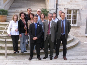 Imatge de Tibau, casadesus i Pujols amb els treballadors de la representació a Girona.