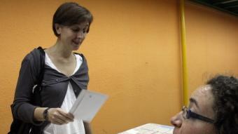 Dolors Camats ha votat al col·legi ubicat en la seu de les festes de Gràcia RAFA GARRIDO / ACN