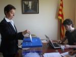 Una dona vota en la consulta organitzada per Bellmunt d'Urgell Decidix. D.M