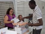 Un votant, originari de Guinea Bissau, ahir, exercint el dret a vot a la taula de les Cotxeres, a Sants, que va ser de les més concorregudes ROBERT RAMOS