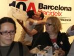 Dos organitzadors celebren l'èxit de la participació en la consulta de Barcelona, ahir ROBERT RAMOS