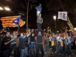 Un grup de voluntaris, celebrant l'èxit del 10-A , diumenge passat a la Rambla de Santa Mònica. ROBERT RAMOS