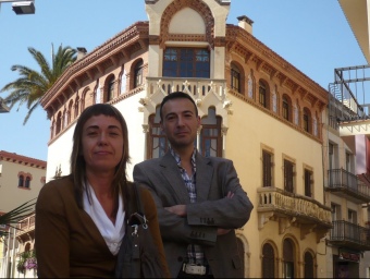 Cristina Escolano i Vicente de la Fuente que han fet el catàleg davant la Casa Museu. E.F