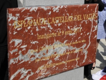 Les autoritats descobreixen la placa que acredita que la plaça està dedicada a Castellar del Vallès. EL PUNT