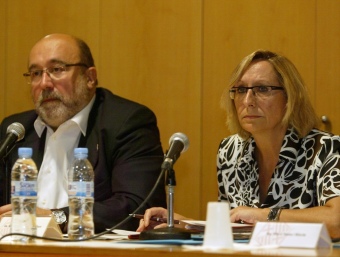 Ramon Nicolau, el president del districte de Ciutat Vella, i la regidora Assumpta Escarp, durant una audiència pública J.R